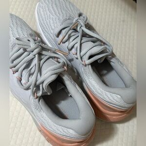 Under Armour Woman’s Sneaker size 7 1/2 gray. Never been wornn🤍